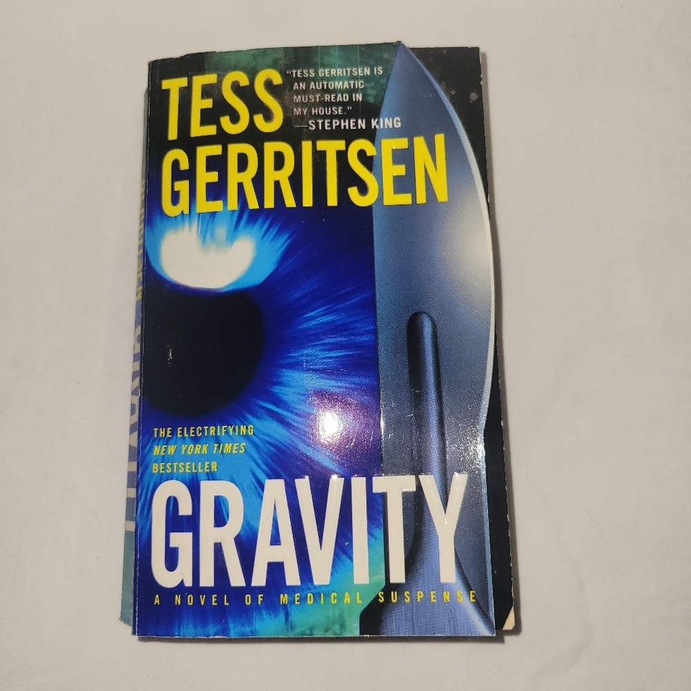 Gravity by Tess Gerritsen  2000, Paperback Thriller die cut cover